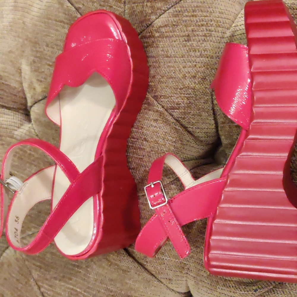 Genuine, handcrafted, stylish , comfortable. Brand new. Size 36. Maid in Spain .